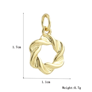 Dettaglio che mostra l'altezza di 1,7 cm e il peso di 0,7 g di questo ciondolo oro