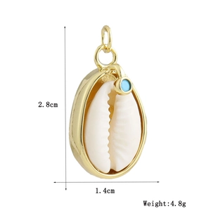 Détail du pendentif croix en coquillage doré avec dimensions de 2,8cm par 1,4cm et poids 4,8g