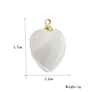 Vue détaillée du pendentif cœur en nacre avec anneau doré et dimensions de 1,7 cm