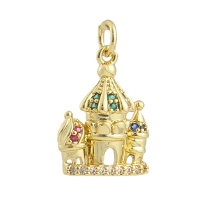 Détail macro d'un pendentif château plaqué or 18k serti de zircons multicolores