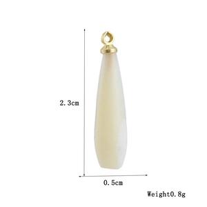 Détail du pendentif en nacre blanc laiteux de 2,3cm de hauteur et un poids de 0,8g