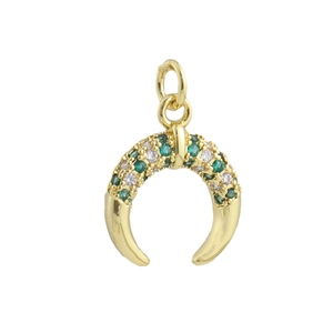 Détail d'un pendentif en corne dorée avec zircons verts et blancs sertis micro-pavé