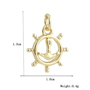 Vue détaillée de la taille du pendentif ancre plaqué or 18k avec 1,3 cm de hauteur