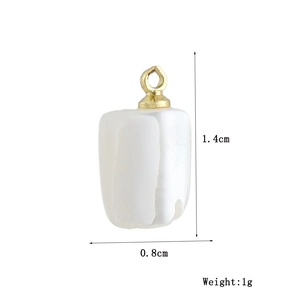 Vue macro d'un pendentif tulipe en nacre avec boucle dorée et détails de 1,4 cm