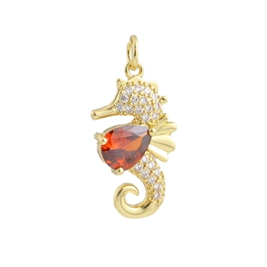 Vue macro du pendentif hippocampe en or 18k avec pierre rouge et cristaux pavés