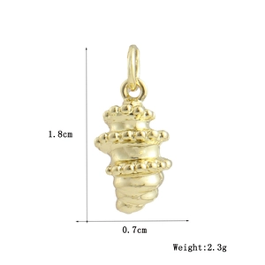 Vue détaillée du pendentif coquillage doré avec dimensions de 1,8cm par 0,7cm