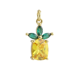 Pendentif ananas plaqué or 18 carats avec zircon jaune et feuilles vertes sur fond blanc