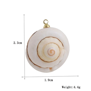 Détail d'un pendentif en coquillage avec anneau doré, 2,3 cm de haut et 4,4 g