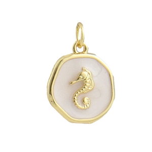Vue détaillée du pendentif hippocampe doré avec émail blanc sur breloque de pièce