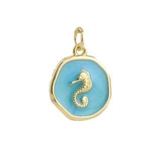 Détail macro du pendentif hippocampe plaqué or 18k avec émail bleu et relief
