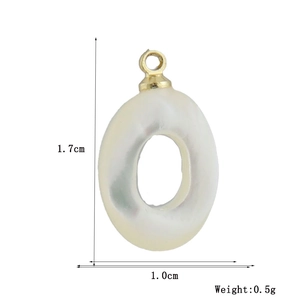 Pendentif ovale en nacre de 1,7cm avec attache dorée et reflets nacrés pour fabrication