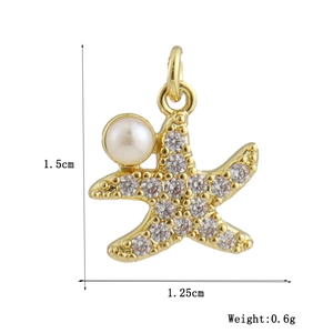 Détail d'un pendentif étoile de mer de 1,5cm plaqué or avec zircones et perle
