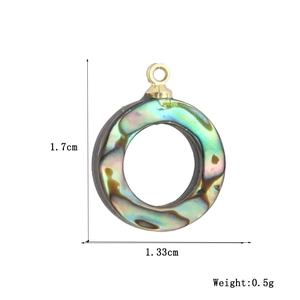 Vue macro détaillée du pendentif en nacre d'abalone avec taille 1,7x1,33cm et poids 0,5g
