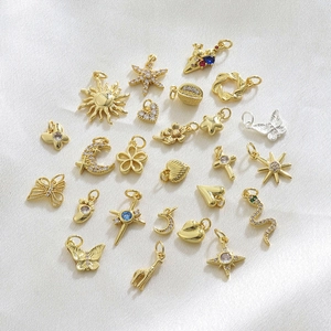 Ciondoli in Rame Placcati Oro di Moda Intarsiati con Strass Charms Fai-da-te per Collane Bracciali Gioielli Stella Luna Cuore Farfalla Croce Giraffa