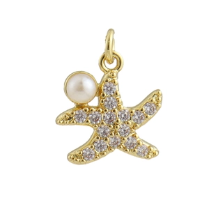 Détail macro du pendentif étoile de mer plaqué or avec zircons blancs et perle