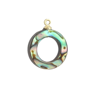Vue macro d'un pendentif en nacre d'abalone irisé avec anneau en métal doré