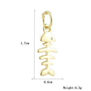 Vue détaillée du pendentif arête de poisson plaqué or 18k avec mesures de 1,7 cm