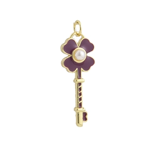 Détail du pendentif clé plaqué or 18 carats avec trèfle en émail mauve et perle