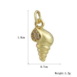 Detailed size map of golden shell pendant showing 1.8cm height and 0.7cm width dimensions