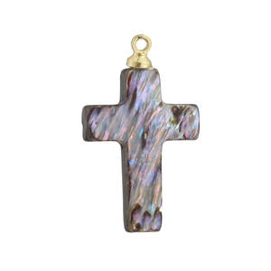 Vue détaillée du pendentif croix en nacre irisée avec anneau de connexion doré