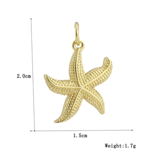 Détail du pendentif étoile de mer en or 18k avec texture caviar et dimensions 2,0x1,5cm