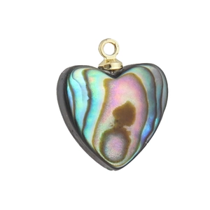 Détail macro d'un pendentif cœur en nacre avec reflets arc-en-ciel et attache dorée
