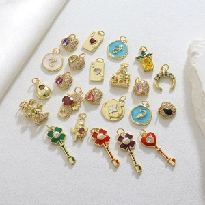 Collection de charms dorés 18 carats avec motifs de clé, de cœur et de lune