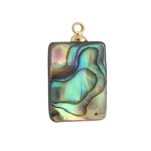 Pendentif rectangulaire en nacre d'abalone irisante avec bélière dorée sur fond blanc