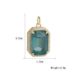 Detailweergave van 18k gouden hart hanger met smaragdgeslepen diamant en micro-inlay