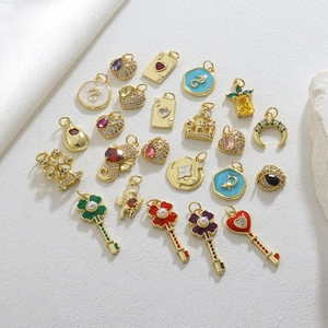 Pendentifs Exquis en Cuivre Plaqués Or Forme Cœur Clé Château Hippocampe Grande Roue Avec Charms en Strass et Émail pour Bijoux DIY