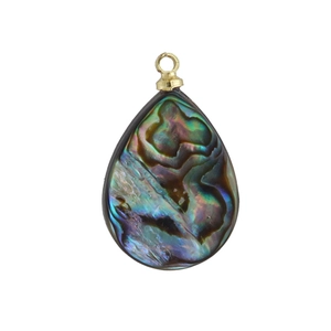 Vue détaillée du pendentif larme en nacre irisée avec attache en métal doré