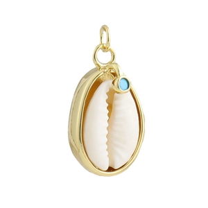 Détail d'un pendentif en coquillage avec bordure dorée, perle bleue et anneaux