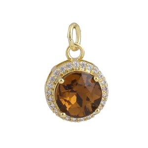 Macro detail van ronde bruine edelsteen hanger met gouden halo en micro pavé kristallen