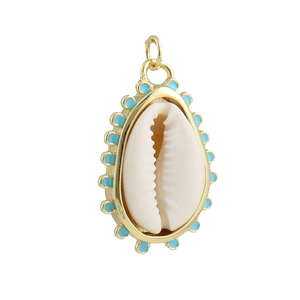 Détail d'un pendentif en coquillage bohème avec base dorée et touches d'émail bleu