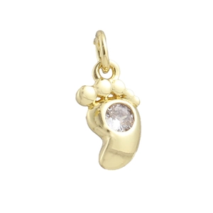 Dettaglio di un ciondolo a piedini di bimbo placcato oro con zircone bianco brillante