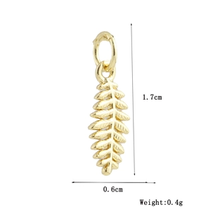 Détail du pendentif feuille plaqué or avec texture de veines et spécification de 1,7 cm