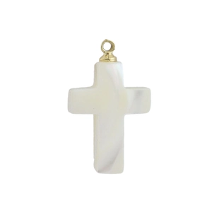 Détail d'un pendentif croix en nacre blanche avec anneau doré pour création bijoux