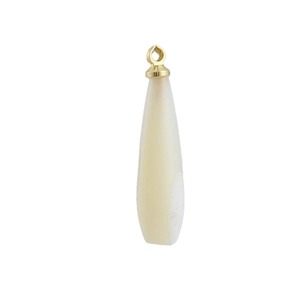 Détail d'un pendentif goutte blanc laiteux avec une bélière en métal doré poli