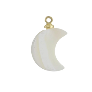 Gros plan d'un pendentif lune en nacre avec anneau doré pour la création de bijoux DIY