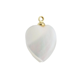 Détail d'un pendentif en forme de cœur en nacre avec reflets et bélière en métal doré