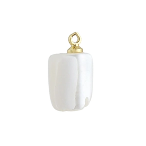 Gros plan d'un pendentif en perle baroque blanche avec bélière dorée pour bijoux DIY