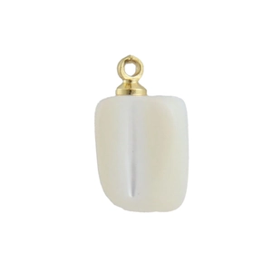 Vue détaillée d'un pendentif en coquillage crème avec capuchon en métal doré pour bijoux DIY