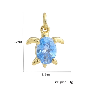 Détails du pendentif tortue 1,6cm par 1,1cm avec pierre bleue et finition dorée élégante