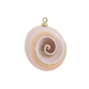 Gros plan d'un pendentif en forme de coquillage avec attache dorée et dégradé rose