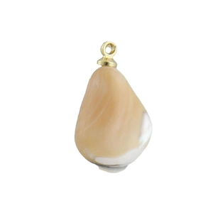 Détail d'un pendentif en coquillage naturel avec anneau doré pour création de bijoux DIY