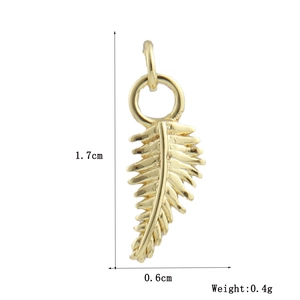 Vue détaillée d'un pendentif plume plaqué or 18k avec dimensions de 1,7cm de hauteur