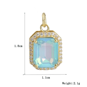 Detailopname van een 18k gouden hanger met blauwe edelsteen inclusief afmetingen