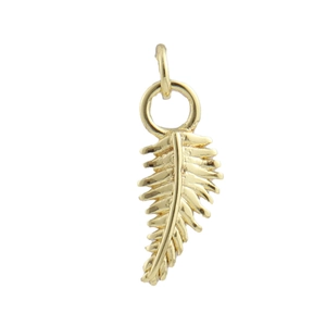 Détail du pendentif plume plaqué or 18 carats avec texture brossée fine et anneau ouvert