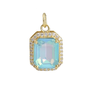 Detail van 18k vergulde hanger met rechthoekige smaragd geslepen steen en diamanthalo