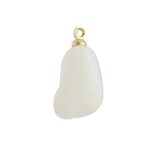 Vue détaillée d'un pendentif en calcédoine blanche naturelle avec boucle en métal doré